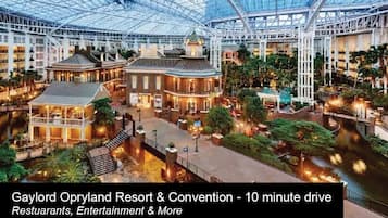 Un resort con un atrio de techo de cristal, fuentes de agua interiores y varias zonas de restauración.
