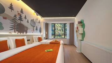 Habitación de hotel moderna con una cama grande, vistas al exterior y un mural en la pared.