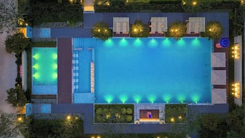 Vista aérea de un área de piscina con múltiples carriles, vestuario y zona de estar cubierta.