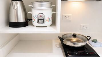 Eine Küche mit Wasserkocher, Slow Cooker und einem tragbaren Induktionskochfeld.