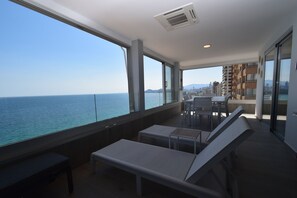 A balcony with a view of the sea and cityscape, furnished with a table and benches. - TOR Serena 15C in Benidorm (Benidorm)