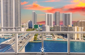 House | 3 bedrooms, high-speed internet - 3BR Apt Private Balcony Incredible Pool (Hallandale Beach)