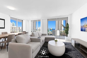 House | 3 bedrooms, high-speed internet - 3BR Apt Private Balcony Incredible Pool (Hallandale Beach)