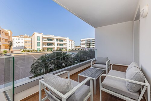 Adega Deluxe Marina Pool Parking