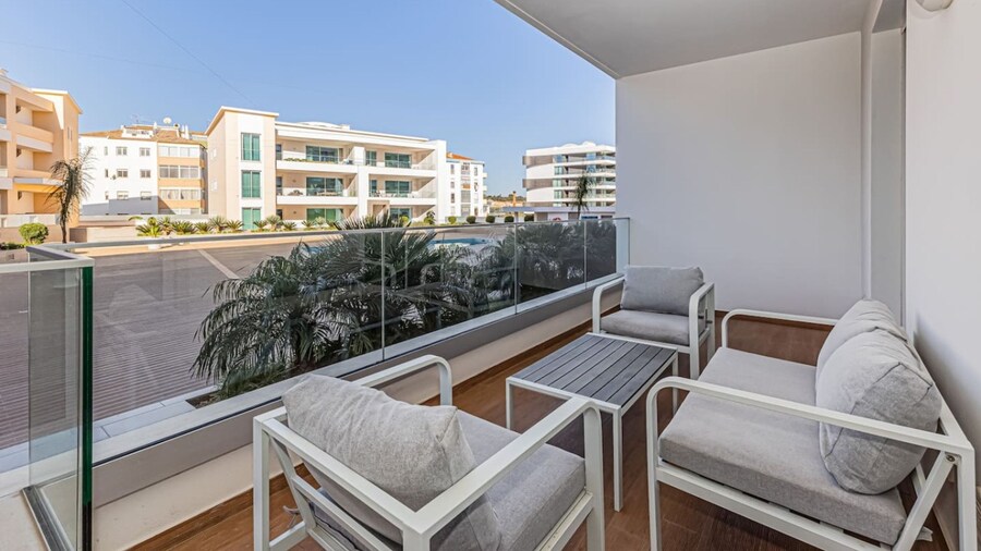 Adega Deluxe Marina Pool Parking