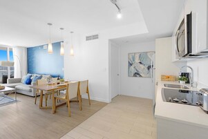 Un apartamento moderno con comedor, cocina y sala de estar.