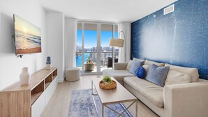 Ein modernes Wohnzimmer mit Blick auf die Stadt, einer großen Wandkarte und einem Sofa mit dekorativen Kissen.