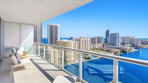 Ein Balkon mit Blick auf die Stadt, eine Marina und Gebäude.