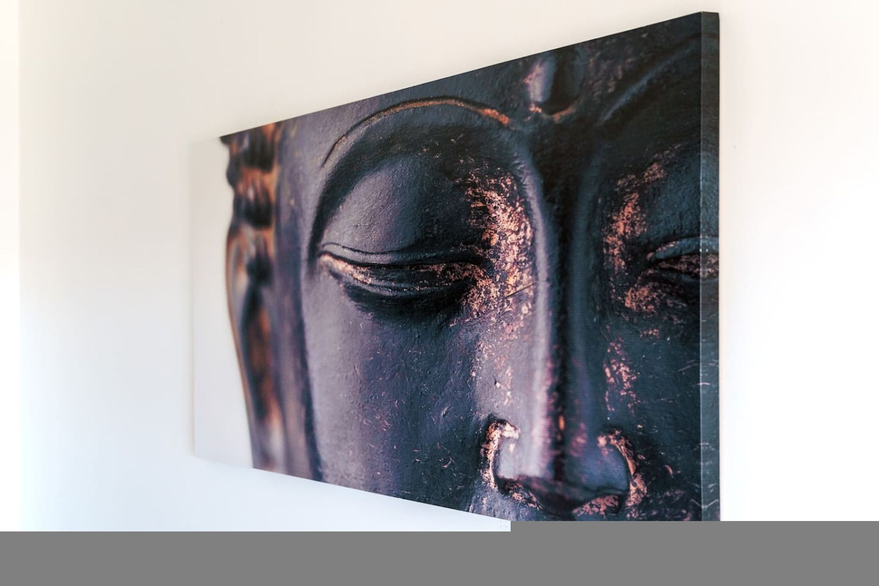 Una obra de arte montada en la pared con una superficie oscura y con textura.