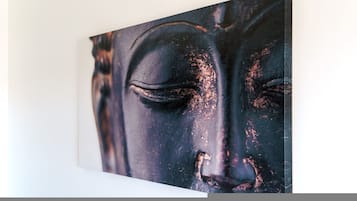 Una obra de arte montada en la pared con una superficie oscura y con textura.