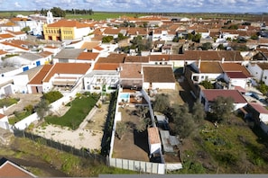 A residential area with houses, a cinema, and a church. - Casa Oliva Private Pool Alentejo Retreat (Beja)