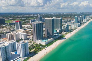 Room - 2 BR Apartment With Balcony Pool View and Near Beac (Hallandale Beach)