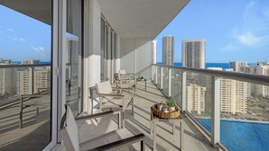 A balcony with a view of the cityscape and the ocean. - Stylish Beach Apartment With Pool (Hallandale Beach)