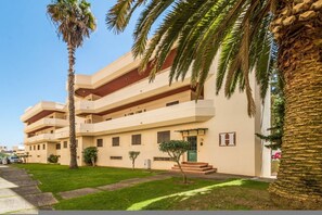 A multi-story hotel with a flat roof, balconies, and a well-maintained lawn. - Iberlagos Casa Luna Sea View Dona Ana Beach (Lagos)