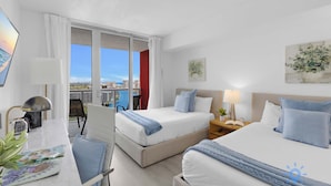 House - Infinite Views - Private Balcony -poolside Bliss Near the Beach (Hallandale Beach)