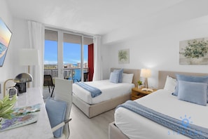 House - Infinite Views - Private Balcony -poolside Bliss Near the Beach (Hallandale Beach)