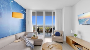 House - Balcony With Infinite Views - Poolside Comfort (Hallandale Beach)