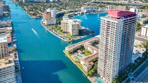 House - Balcony With Infinite Views - Poolside Comfort (Hallandale Beach)
