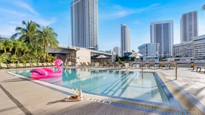 House - Balcony With Infinite Views - Poolside Comfort (Hallandale Beach)