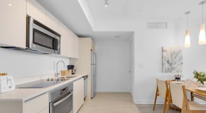 Room - Balcony With Infinite Views - Poolside Comfort (Hallandale Beach)