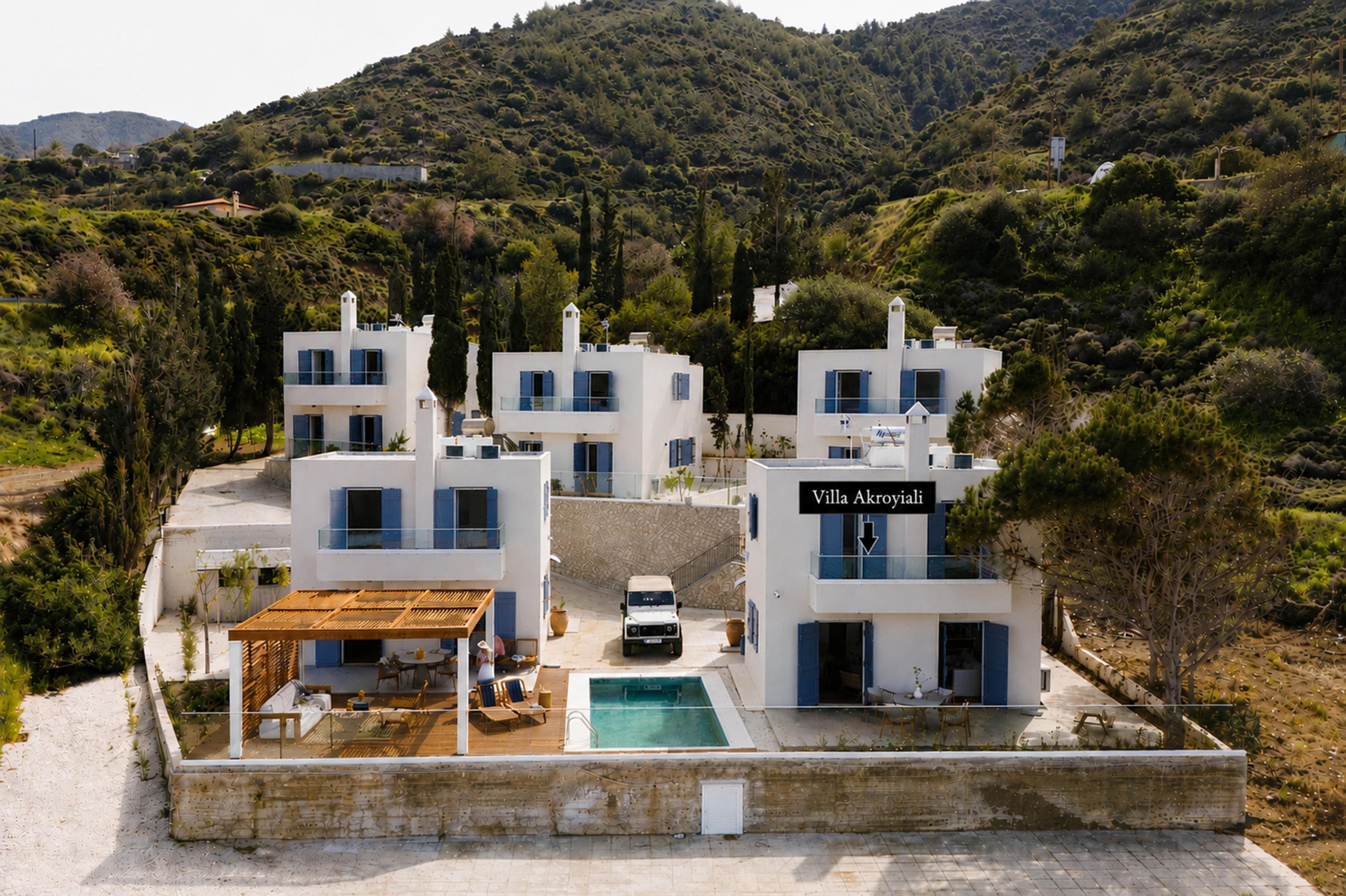Una villa moderna con piscina, rodeada de exuberante vegetación y colinas.