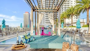 Room - Oceanfront Escape With Resort-style Amenities (Hollywood)