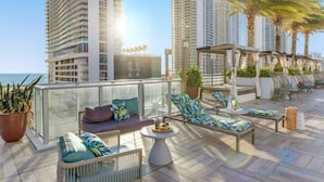 Room - Oceanfront Escape With Resort-style Amenities (Hollywood)