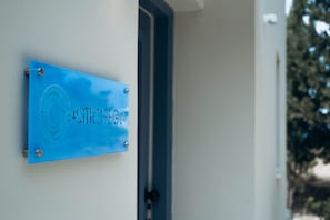 Una señal azul con el texto 'ASTROFELGIA' en una pared.