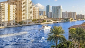 Room - Apt With Private Balcony - Incredible Pool (Hallandale Beach)