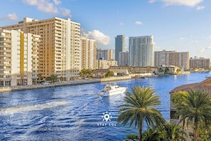 House - Apt With Private Balcony - Incredible Pool (Hallandale Beach)