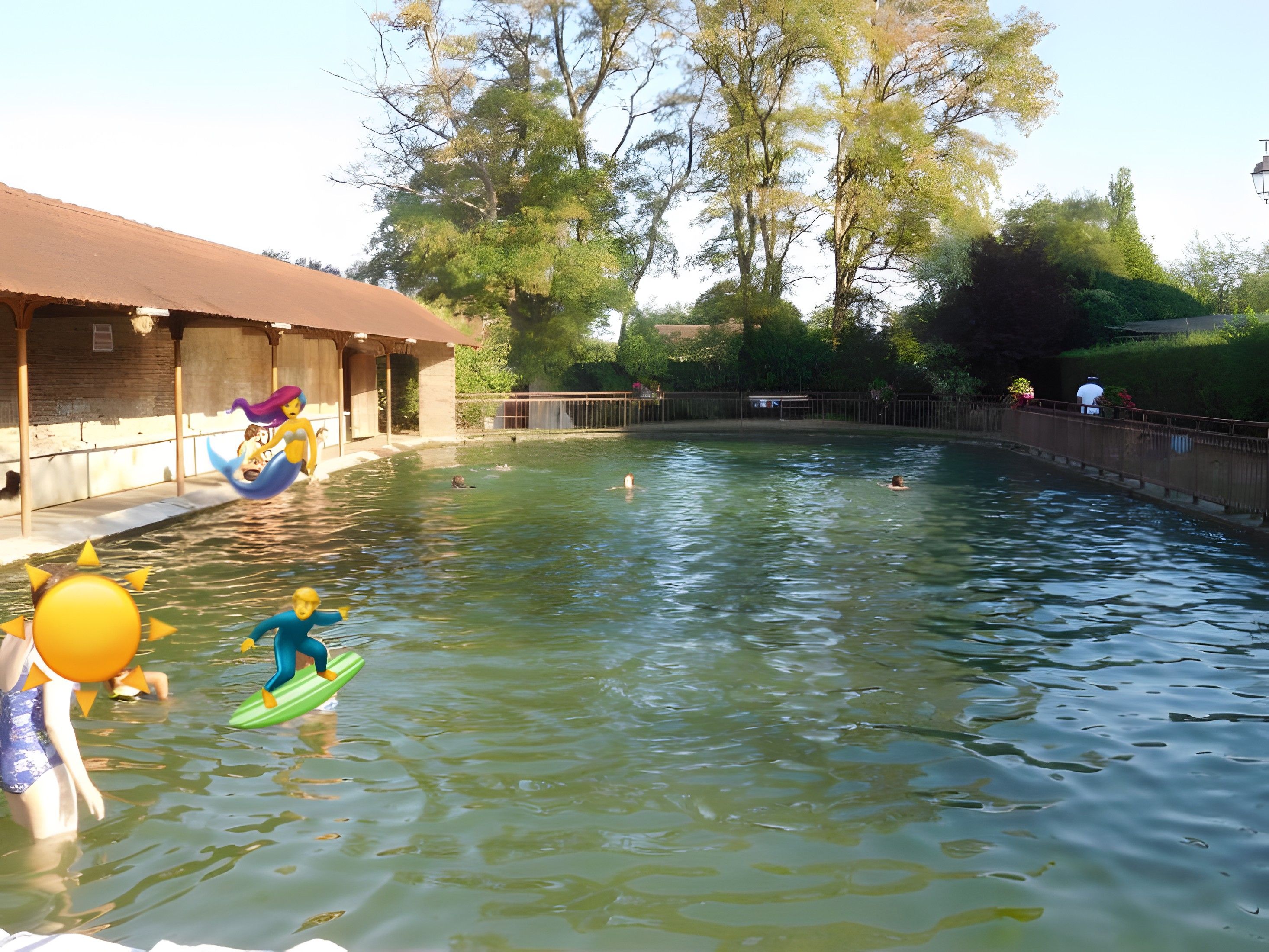 Ein Schwimmbecken mit einem Gebäude an einer Seite und Bäumen im Hintergrund.