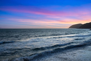 A coastal landscape with waves and a sunset. - Casa de Malibu in Malibu (Malibu)