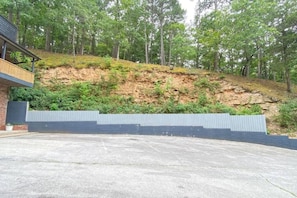 Een gebouw met een betonnen terras en een steunmuur.