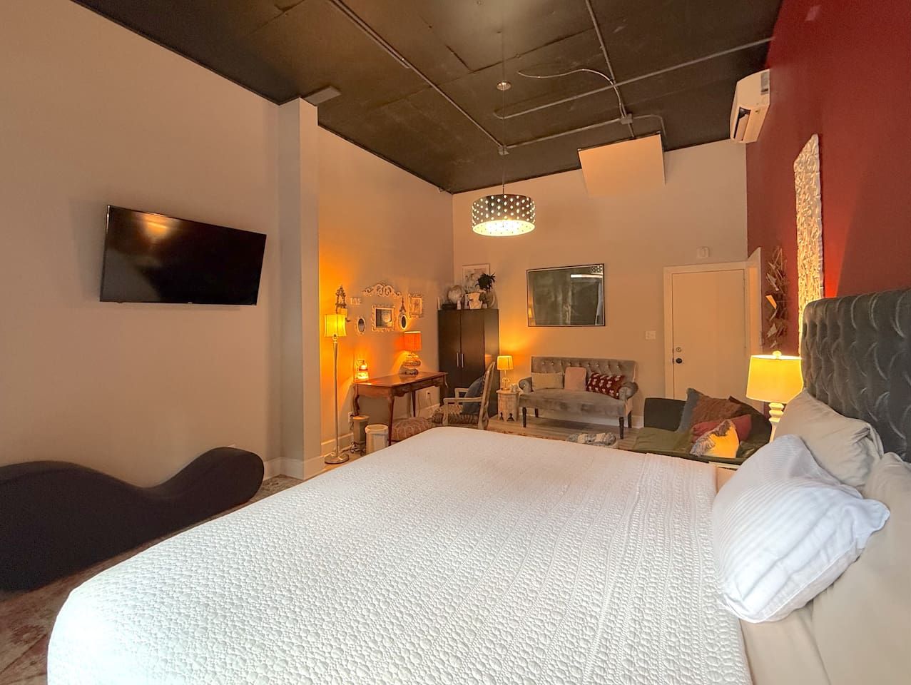 Desk, WiFi, bed sheets