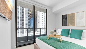 Room - Rooftop Sunsets in Modern 1BR in Downtown (Miami)