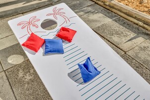 Una pizarra blanca con líneas y un agujero en el centro, posiblemente para un juego o actividad.