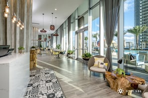 Room - Beachfront Condo Front Oceanview Balcony and Pools (Hollywood)
