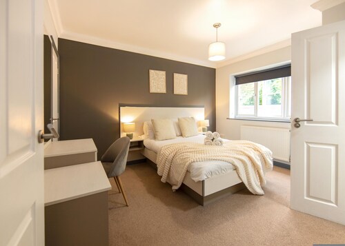 Newly Refurbished 3 Bed Apartment Free Parking