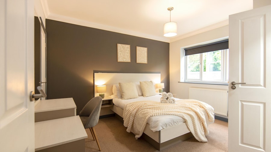 Newly Refurbished 3 Bed Apartment Free Parking