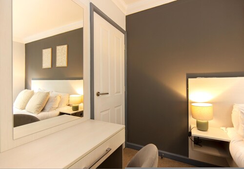 Newly Refurbished 3 Bed Apartment Free Parking