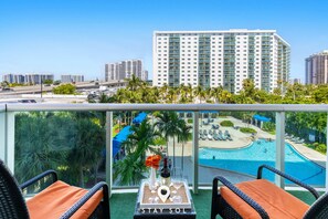 House - Coastal Comfort 2BR Retreat Balcony Space (Sunny Isles Beach)