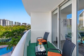 House - Coastal Comfort 2BR Retreat Balcony Space (Sunny Isles Beach)