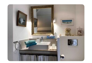 Shower, hair dryer, towels, soap - Oceanfront Marseille – 2BR, 2 Baths, 3 Terraces, Private Parking & A/C (Marseille)