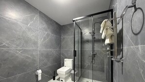 Standaard driepersoonskamer, patio, uitzicht op stad | Badkamer