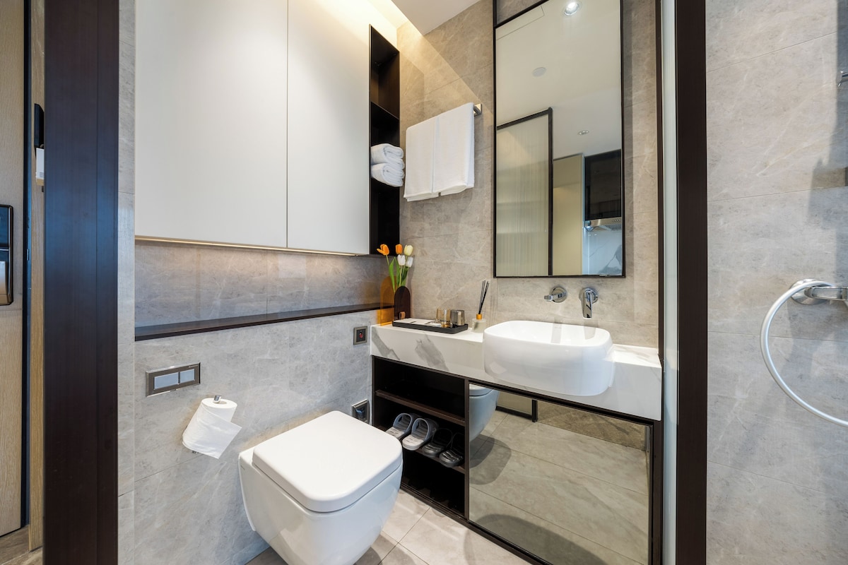 Luxury-Doppelzimmer | Badezimmer | Dusche, Haartrockner, Hausschuhe, Handtücher