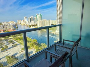 Ein Balkon mit Blick auf einen Fluss und eine Stadtlandschaft.