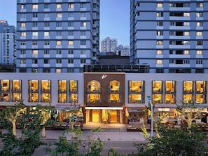 Un hôtel à étages, doté de grandes fenêtres et d’une entrée principale.