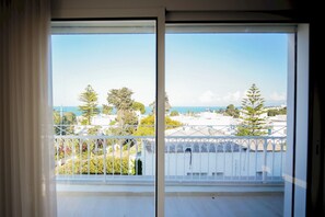 A balcony with a view of a coastal landscape, including trees and buildings. - Villa Apollon: Seaside and Luxurious (La Marsa)