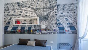 Ein Zimmer mit einer großen Wandmalerei eines historischen Gebäudes, einem Bett mit Kissen und einem Metalltrockner.
