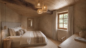 Une chambre à coucher avec un grand lit, des tables de chevet, un bureau et une fenêtre avec des rideaux.